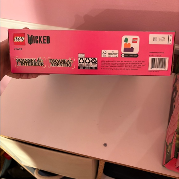 LEGO Wicked Welcome to Emerald City 945 pcs; Wicked, Elphaba & Glinda Figures - Picture 10 of 10